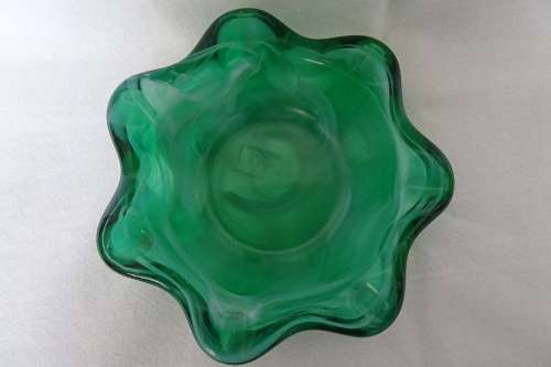 Stunning Vintage Jade Green Glass Ashtray White Milky Swirl Pattern 13 x 3,5 cm