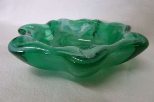 Stunning Vintage Jade Green Glass Ashtray White Milky Swirl Pattern 13 x 3,5 cm