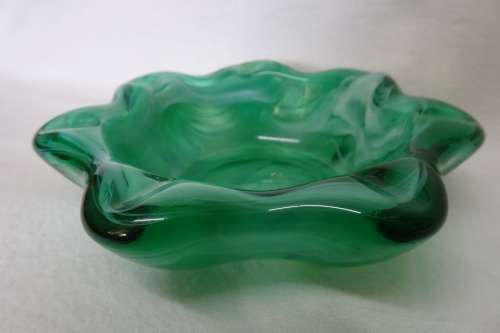 Stunning Vintage Jade Green Glass Ashtray White Milky Swirl Pattern 13 x 3,5 cm