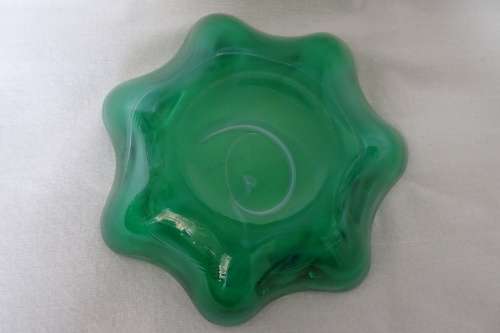 Stunning Vintage Jade Green Glass Ashtray White Milky Swirl Pattern 13 x 3,5 cm