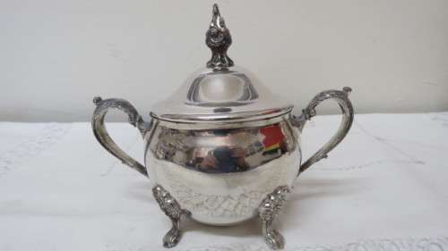 Stunning Viners International Silver Plate Tea Pot, Lidded Sugar Bowl and Creamer Set