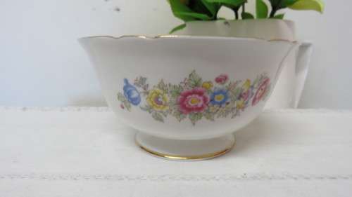 Pretty Vintage Shelley Fine Bone China Sugar Bowl #13290. Made in England