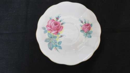 Pretty Vintage Royal Albert Bone China Sweetheart Roses `Elizabeth` Saucer.