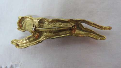 Unusual Vintage Gold Metal Leopard Brooch Green Glass Eyes 7,5 cm in Length