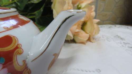 Beautiful Floral/Bird Round Porcelain Teapot With Gold Trim. Made in China H: 10 cm