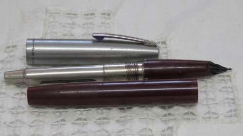 Vintage Sheaffer Quasi Imperial 330 Burgundy Fountain Pen With Steel Inlaid Nib. No Ink. L: 12,8cm