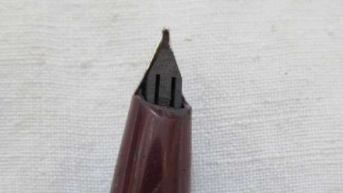 Vintage Sheaffer Quasi Imperial 330 Burgundy Fountain Pen With Steel Inlaid Nib. No Ink. L: 12,8cm