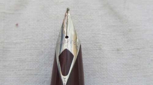 Vintage Sheaffer Quasi Imperial 330 Burgundy Fountain Pen With Steel Inlaid Nib. No Ink. L: 12,8cm