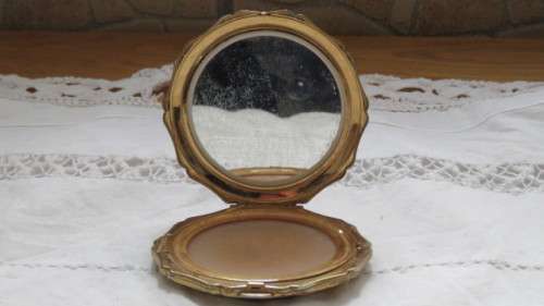 Beautiful Vintage Stratton Enamel Burgundy Turtle Shell Pattern Powder Compact 8 x 8,5cm