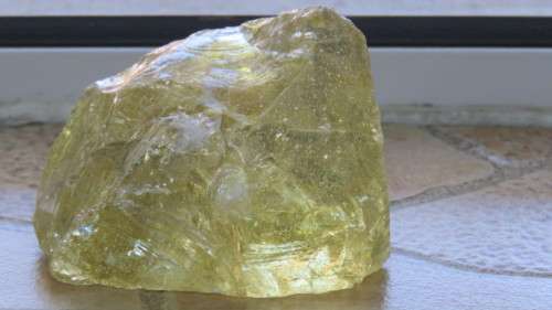 Stunning Golden Apatite Natural Stone Crystal 6,5 x 5,5 x 4 cm