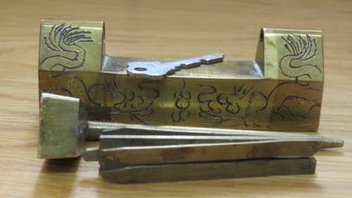 Beautiful Vintage Brass Engraved Chinese Lock With Keys L: 8,5 cm