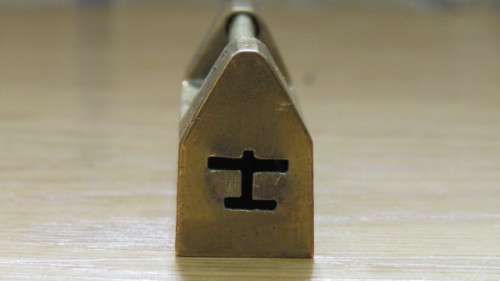 Beautiful Vintage Brass Engraved Chinese Lock With Keys L: 8,5 cm