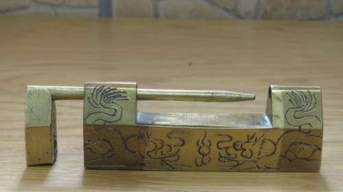 Beautiful Vintage Brass Engraved Chinese Lock With Keys L: 8,5 cm
