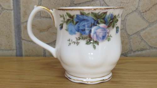 Wonderful Vintage Royal Albert Bone China `Moonlight Rose` Montrose Cup H: 8,5 cm