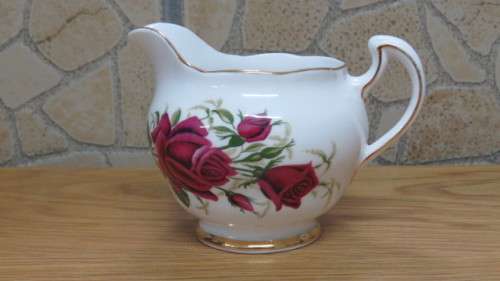 Pretty Vintage Colclough Bone China Rose Pattern Footed Creamer H: 8,5 cm