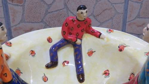 Unique Vintage 2007 South African Hand Thrown Ceramic Bowl With Three Standing Figures D: 22,5 cm