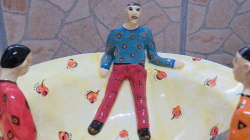 Unique Vintage 2007 South African Hand Thrown Ceramic Bowl With Three Standing Figures D: 22,5 cm