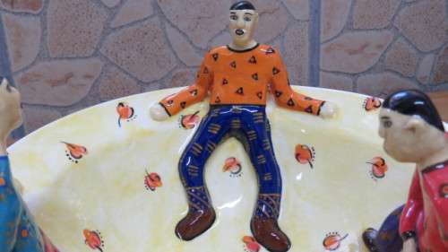 Unique Vintage 2007 South African Hand Thrown Ceramic Bowl With Three Standing Figures D: 22,5 cm