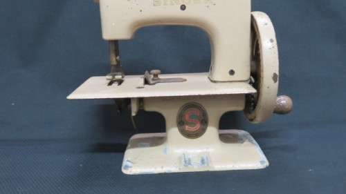 Vintage Singer All Metal Beige Child`s Hand Crank Sewing Machine 15 x 17,5 cm