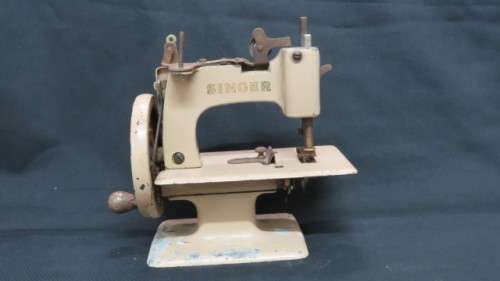Vintage Singer All Metal Beige Child`s Hand Crank Sewing Machine 15 x 17,5 cm