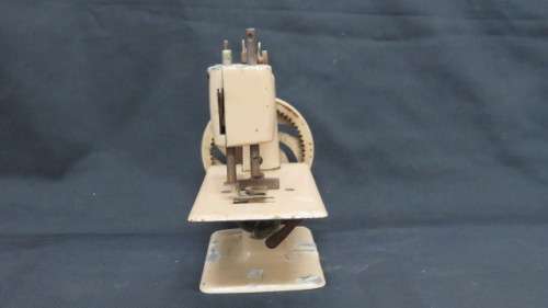 Vintage Singer All Metal Beige Child`s Hand Crank Sewing Machine 15 x 17,5 cm