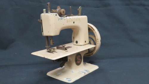 Vintage Singer All Metal Beige Child`s Hand Crank Sewing Machine 15 x 17,5 cm