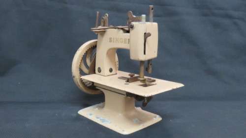 Vintage Singer All Metal Beige Child`s Hand Crank Sewing Machine 15 x 17,5 cm
