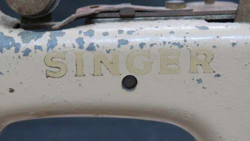 Vintage Singer All Metal Beige Child`s Hand Crank Sewing Machine 15 x 17,5 cm