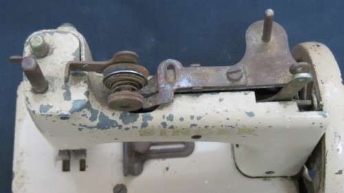 Vintage Singer All Metal Beige Child`s Hand Crank Sewing Machine 15 x 17,5 cm