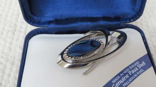 Beautiful Vintage Handmade New Zealand Ariki Genuine Paua Shell Brooch in Box 40 x 20 mm