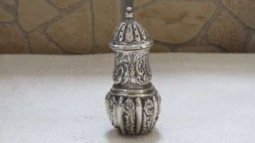 Sterling Silver Hallmarked Henry Matthews Birminghan Edw. VII 1901-2 Caster Sugar Shaker 27.5 g