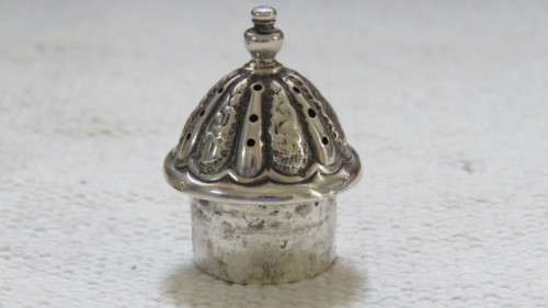 Sterling Silver Hallmarked Henry Matthews Birminghan Edw. VII 1901-2 Caster Sugar Shaker 27.5 g