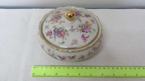 Small Vintage Hertel-Jacob Porzellan Bavaria Lidded Bowl With Floral Decoration 14 x 14,5 cm
