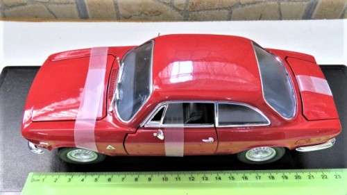 Boxed Yat Ming Road Signature Collection Alfa Romeo 1965 Giulia Sprint Gia Scale 1:18 L: 22 cm