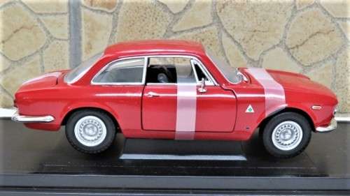 Boxed Yat Ming Road Signature Collection Alfa Romeo 1965 Giulia Sprint Gia Scale 1:18 L: 22 cm