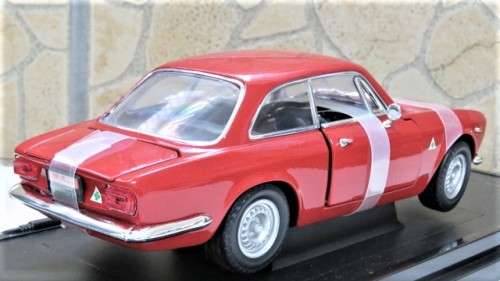 Boxed Yat Ming Road Signature Collection Alfa Romeo 1965 Giulia Sprint Gia Scale 1:18 L: 22 cm