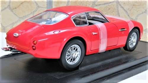 Boxed Yat Ming Die Cast Metal Collection Deluxe Edition 1961 Aston Martin DB4GT Zagato Scale 1:18
