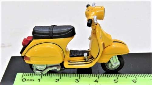 Lovely Boxed New-Ray Piaggio Die Cast  Yellow Vespa P200E (1978) #06046 Scale 1:32 L: 6 cm