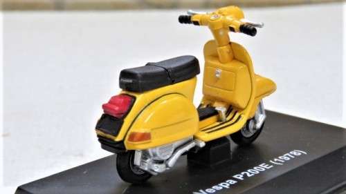 Lovely Boxed New-Ray Piaggio Die Cast  Yellow Vespa P200E (1978) #06046 Scale 1:32 L: 6 cm