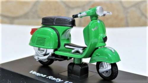 Superb Boxed New-Ray Piaggio Die Cast Green Vespa Rally 180 (1968) #06046 Scale 1:32 L: 6 cm