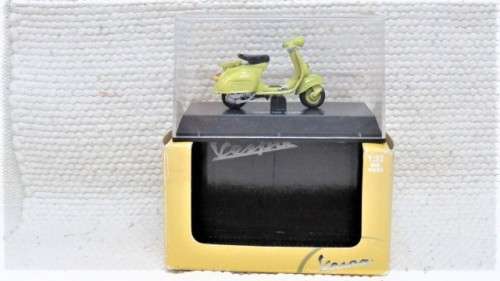 Awesome Boxed New-Ray Piaggio Die Cast Yellow Vespa 125 (1960) Scale 1:32 L: 6 cm