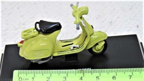 Awesome Boxed New-Ray Piaggio Die Cast Yellow Vespa 125 (1960) Scale 1:32 L: 6 cm