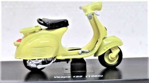 Awesome Boxed New-Ray Piaggio Die Cast Yellow Vespa 125 (1960) Scale 1:32 L: 6 cm