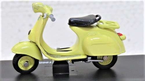 Awesome Boxed New-Ray Piaggio Die Cast Yellow Vespa 125 (1960) Scale 1:32 L: 6 cm