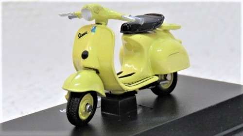 Awesome Boxed New-Ray Piaggio Die Cast Yellow Vespa 125 (1960) Scale 1:32 L: 6 cm