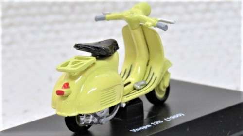 Awesome Boxed New-Ray Piaggio Die Cast Yellow Vespa 125 (1960) Scale 1:32 L: 6 cm
