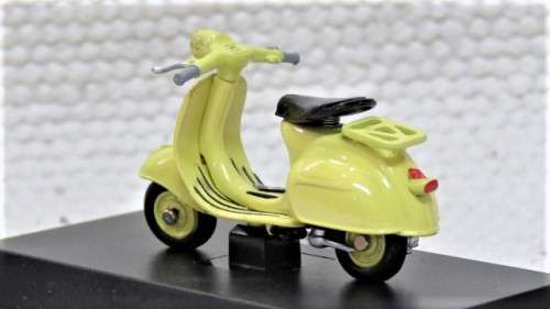 Awesome Boxed New-Ray Piaggio Die Cast Yellow Vespa 125 (1960) Scale 1:32 L: 6 cm