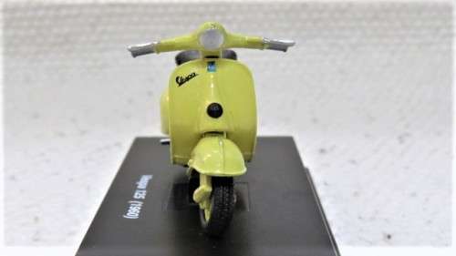 Awesome Boxed New-Ray Piaggio Die Cast Yellow Vespa 125 (1960) Scale 1:32 L: 6 cm