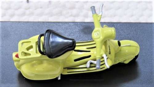 Awesome Boxed New-Ray Piaggio Die Cast Yellow Vespa 125 (1960) Scale 1:32 L: 6 cm