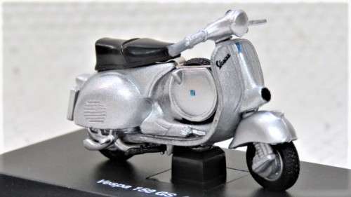 Superb Boxed New-Ray Piaggio Die Cast Silver Colour Vespa 150 GS (1955) Scale 1:32 L: 6 cm